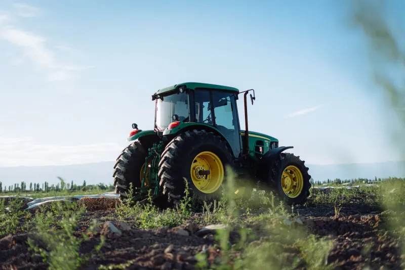 Tractor agrícola en un campo de cultivo