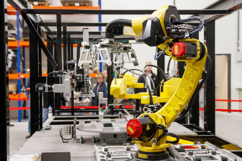 Brazo robótico en una línea de ensamble automotriz